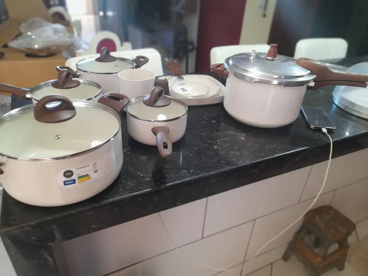 Foto enviada por cliente mostrando o conjunto de panelas sobre a bancada