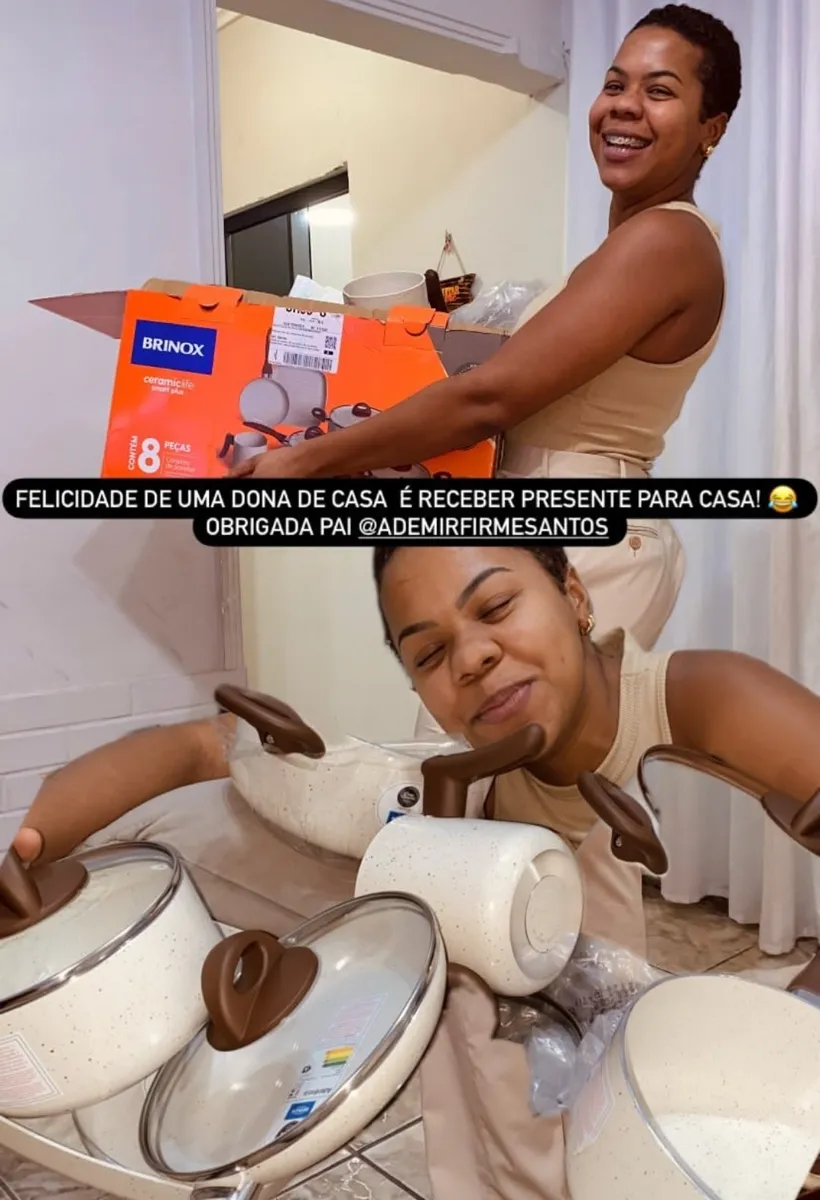 Cliente feliz recebendo e exibindo o conjunto de panelas