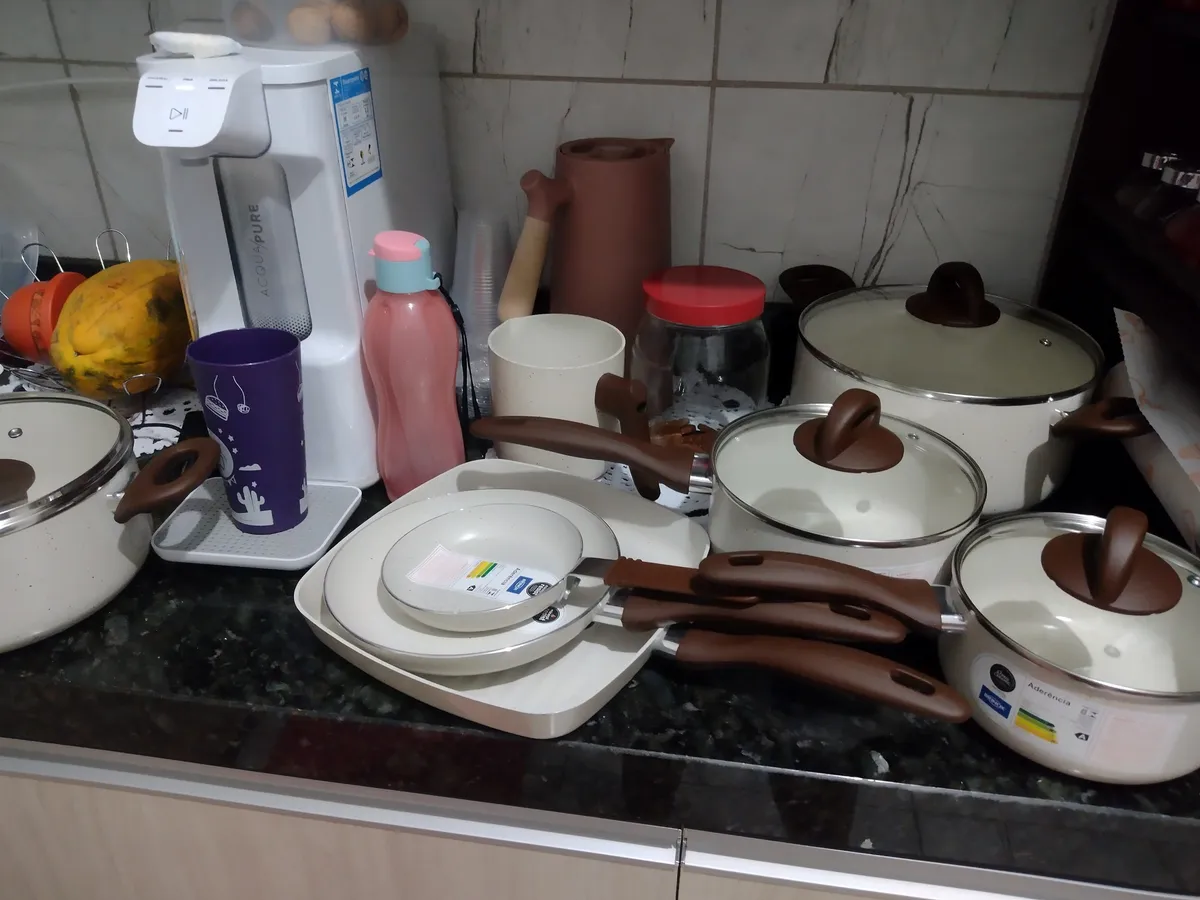 Foto enviada por cliente mostrando o conjunto sobre a pia da cozinha