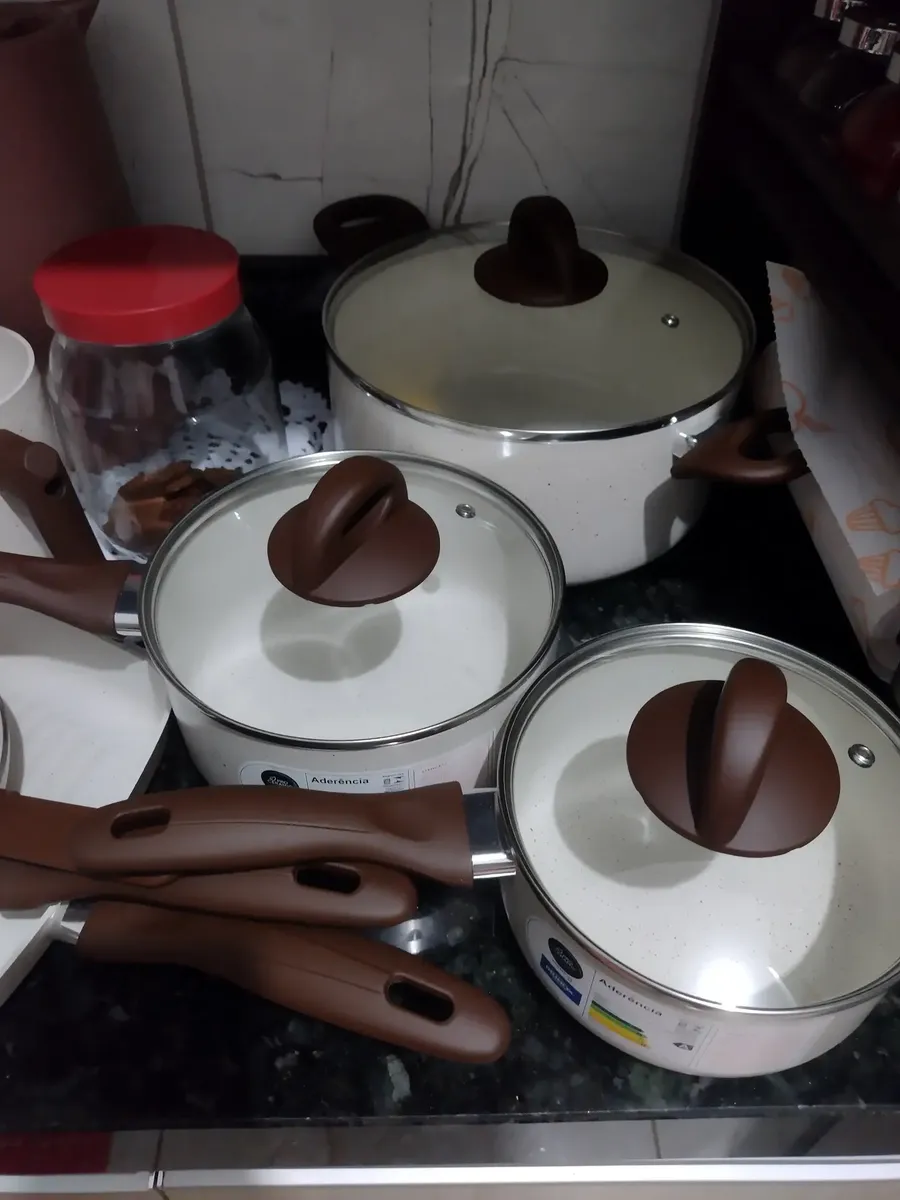 Foto enviada por cliente mostrando parte do conjunto de panelas montado na cozinha