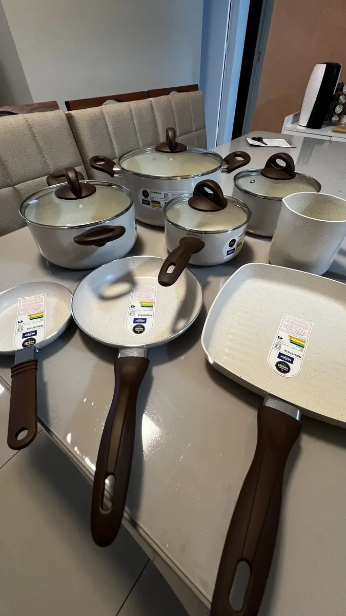 Foto enviada por cliente mostrando o conjunto completo em outro ângulo sobre o fogão