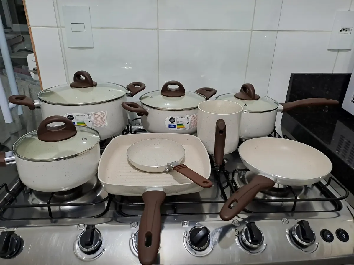 Foto enviada por cliente mostrando o conjunto completo sobre o fogão