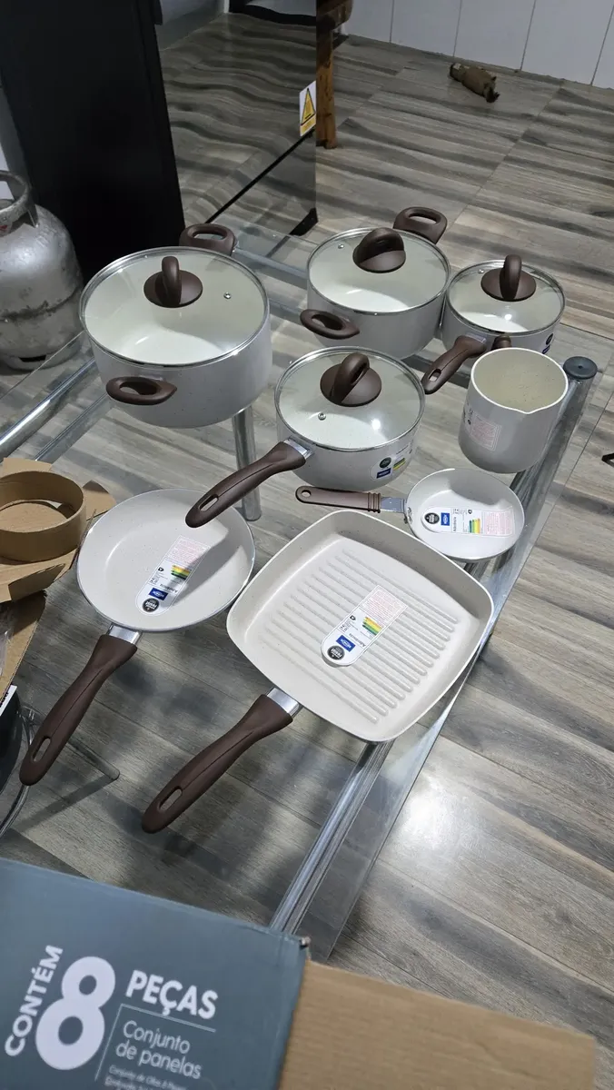 Foto enviada por cliente mostrando todas as peças do conjunto sobre a mesa de vidro
